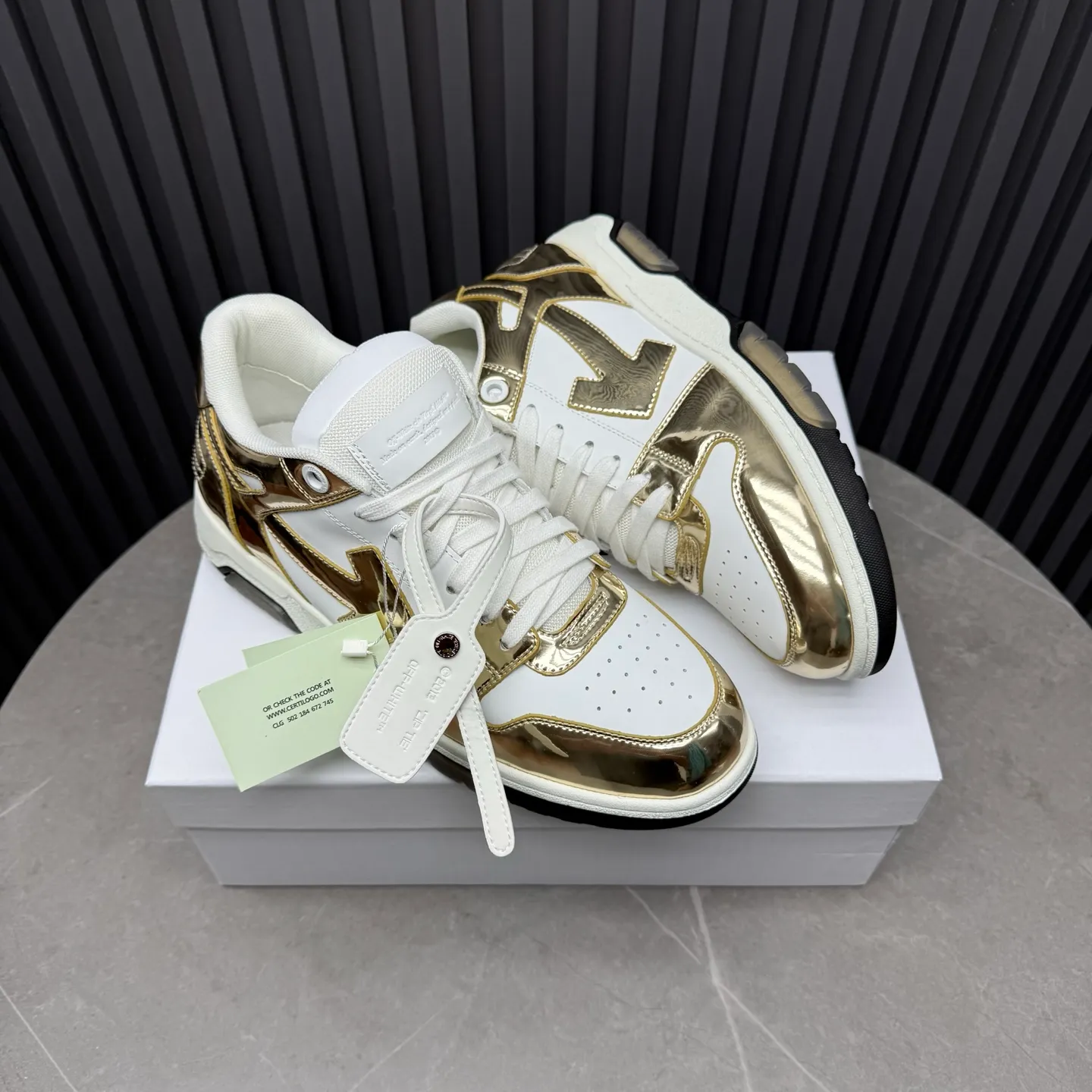 【off- white】P: 620💰Couple model👫, Size: 35-44 (Customized for men 38.45.46) High-quality version👊 "Out of office" series original molding, original lasting, production process 1:1 Original ➰OFF GRAY WHITE OW ➰ First-layer cowhide Imported skin-friendly and environmentally friendly polyester mesh Original molding high elastic and environmentally friendly molding pad Made with the original lasting process. The original molded rubber outsole (never yellows and deforms) has a super correct shape, bright color and strong three-dimensional effect👍. Packaging💯Full set of packaging synchronized with the official website (branded paper, certificate of quality, branded cloth bag)